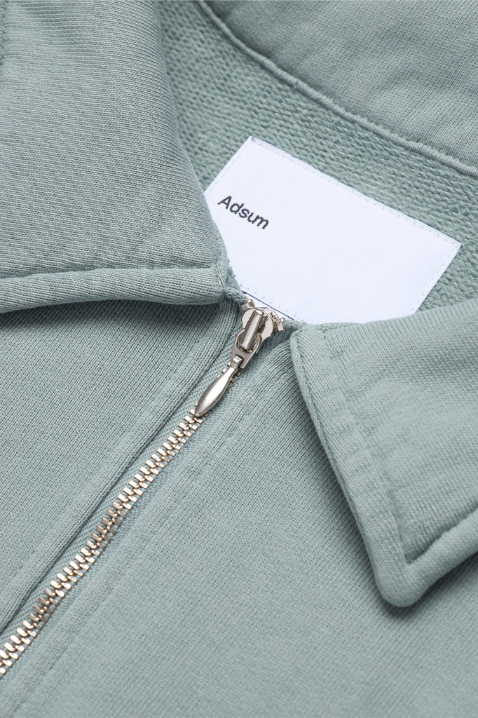 Gamp Sweat self-fabric fold-down collar and YKK metal zipper detail